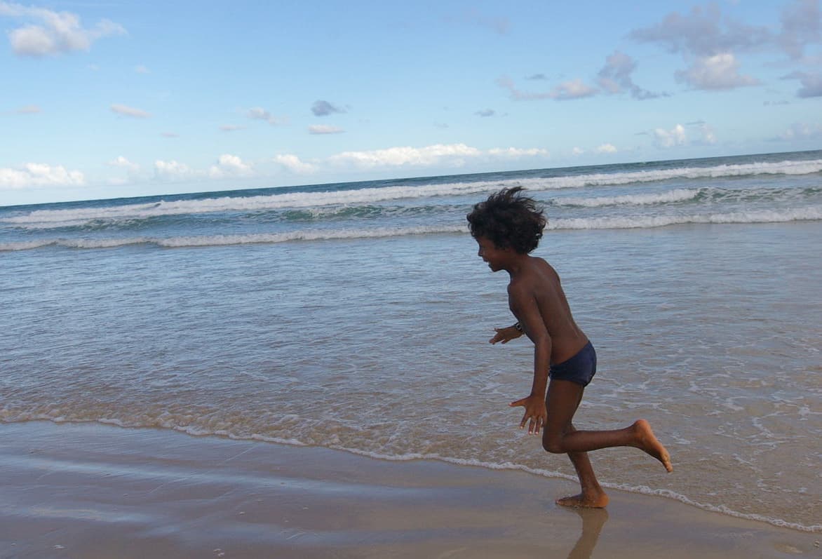 海辺を走る少年