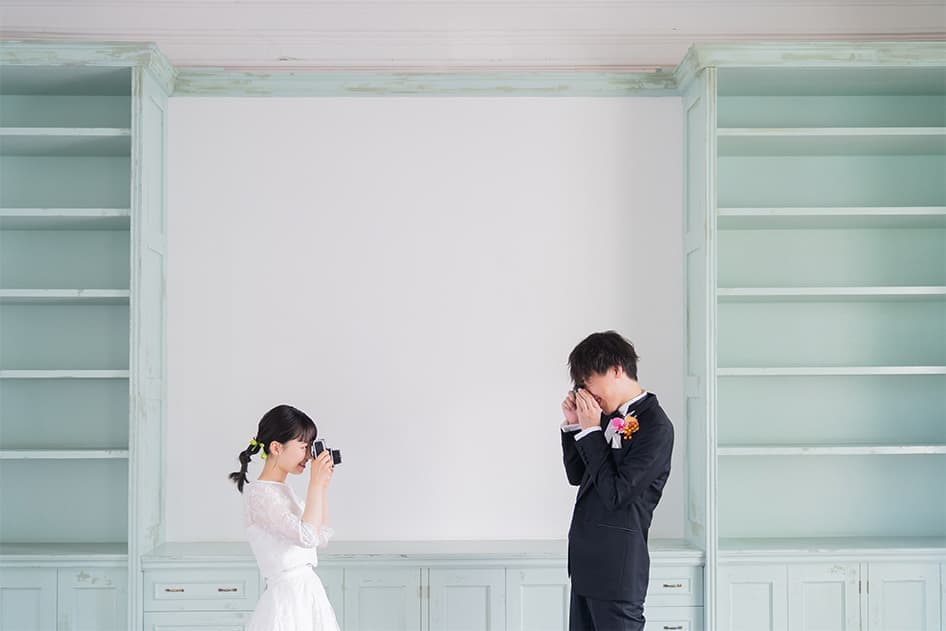 写真を撮影する2人